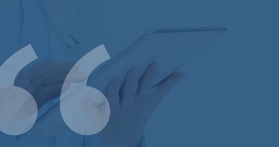 Hintergrund Zitat mit Ärztin die ien Tablet hält