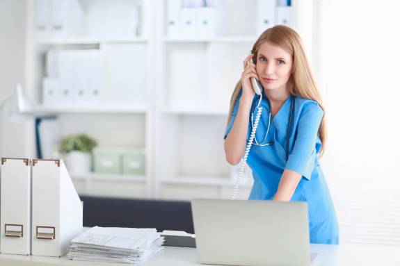 Frau am Empfang telefoniert